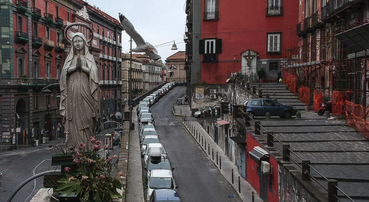 Widok na pustą ulicę Saint Teresa w Neapolu. Włochów już nikt nie musi przekonywać do samoizolacji