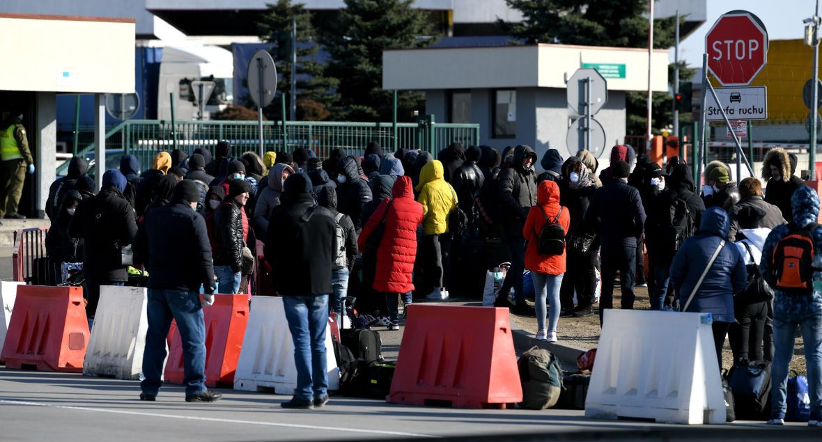 Korczowa, 24 marca 2020 roku. Ukraińcy oczekują na polsko-ukraińskiej granicy