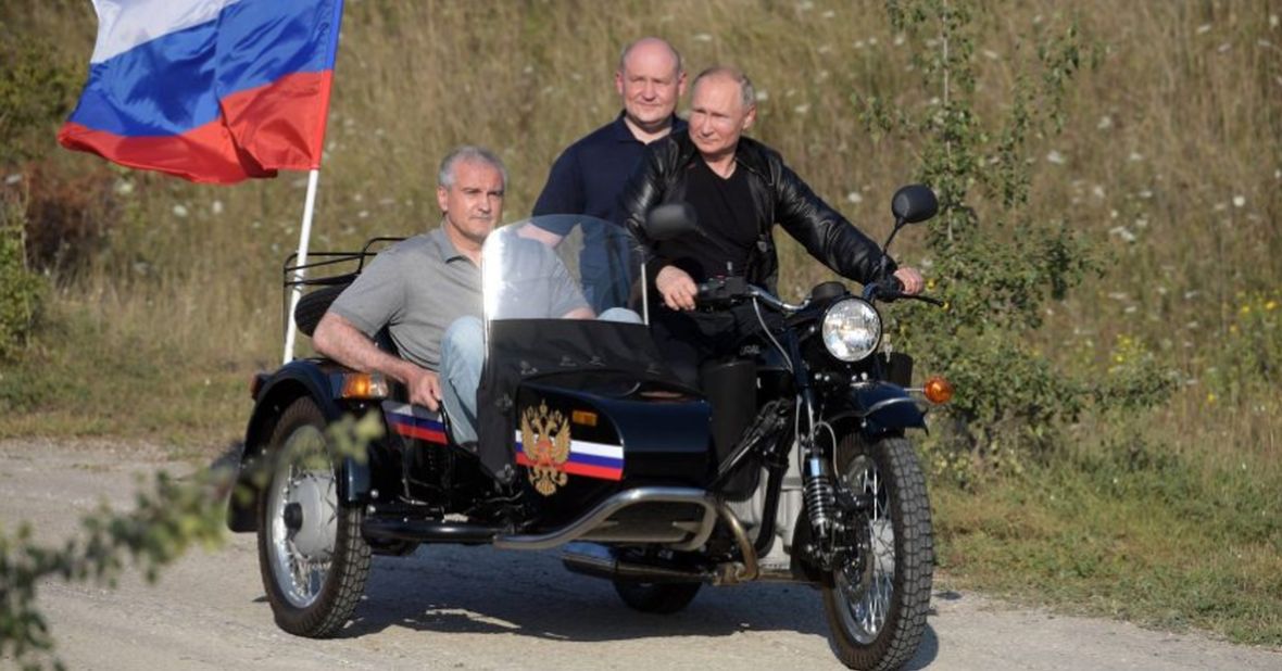 Sierpień 2019 roku. Prezydent Władimir Putin wizytuje Sewastopol. W wózku motocykla siedzi premier okupowanego Krymu Siergiej Aksionow podejrzewany o worowską przeszłość