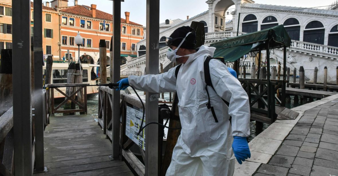 Tak wyglądają w tej chwili miasta we Włoszech. Służby dezynfekują np. mosty w Wenecji