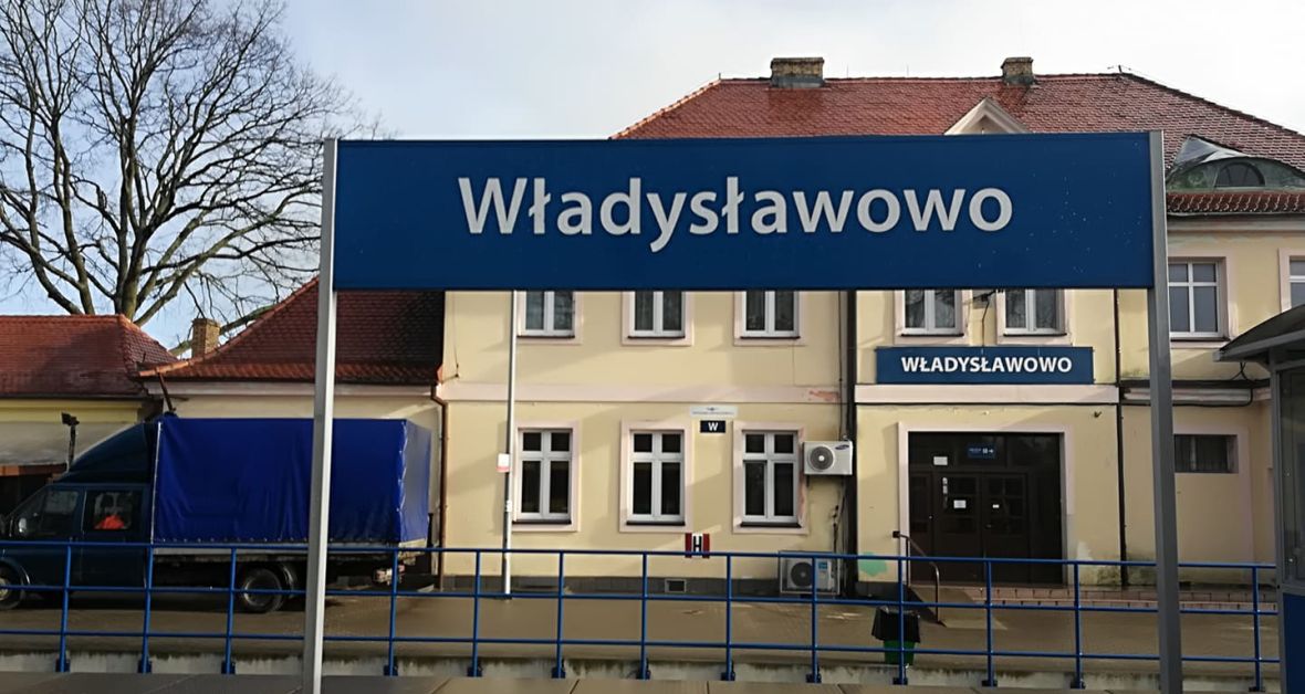 Po sezonie do dworzec we Władysławowie świeci pustkami