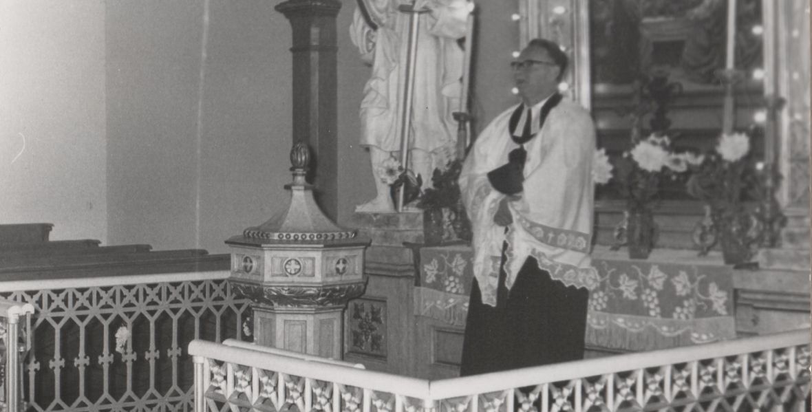 Ksiądz Gustaw Molin w kościele w Międzyrzeczu