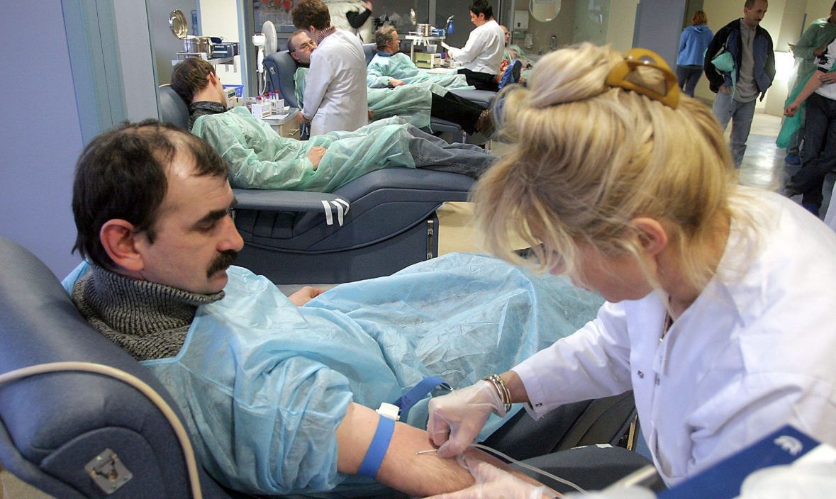 Mieszkańcy Śląska oddają krew w katowickim Centrum Krwiodawstwa, dla ofiar katastrofy na terenie MTK. 29 stycznia 2006 roku