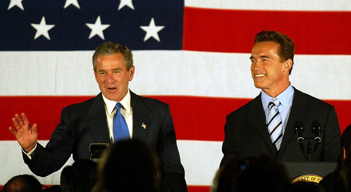 Prezydent USA George Bush i członek Partii Republikańskiej Arnold Schwarzenegger, nowo wybrany gubernator Kalifornii. Październik 2003 roku