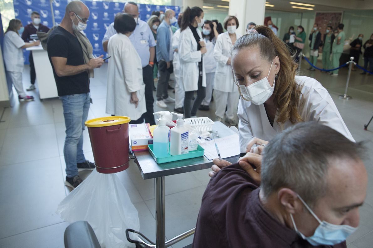 Grudzień 2020 - izraelska służba zdrowia szczepi się nawzajem na starcie wielkiej akcji szczepień przeciwko COVID-19
