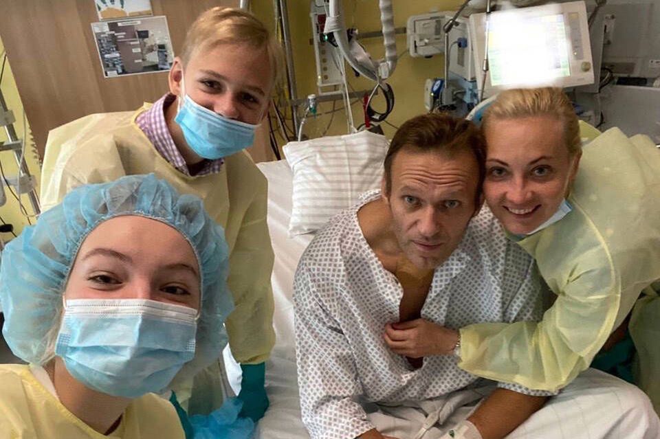 15 września 2020 r. Od lewej: Daria Nawalny, jej brat Zahar, ich ojciec Aleksiej Nawalny i jego żona Julia w szpitalu w Berlinie po tym, jak lekarze uratowali życie rosyjskiego opozycjonisty