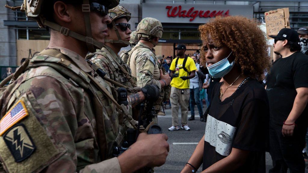 Los Angeles. Protestująca rozmawia z żołnierzami Gwardii Narodowej