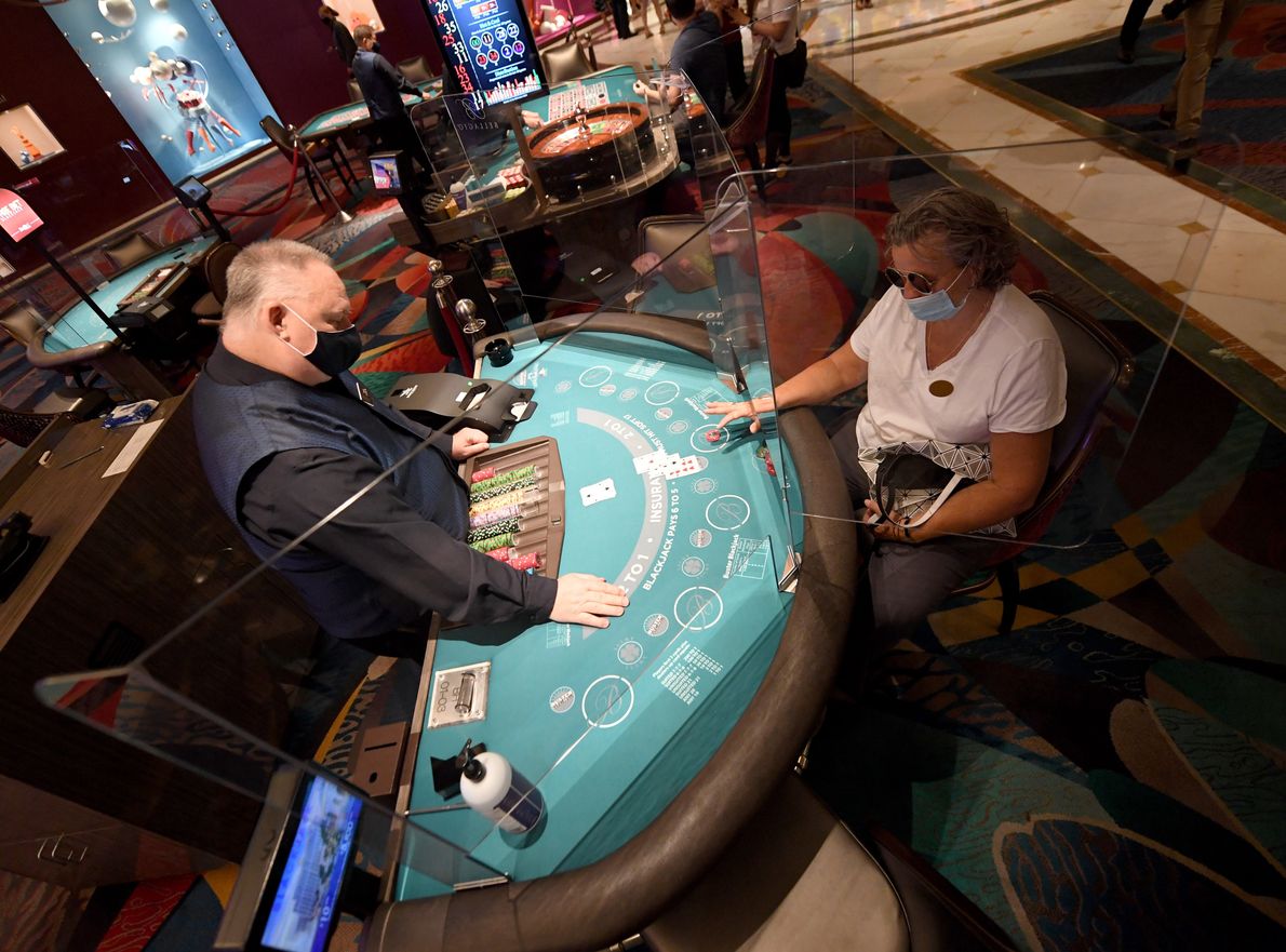 Las Vegas, Nevada, USA. Dave Mitchell z kasyna Bellagio Resort &amp; Casino wydaje karty pani Tammy Spears z Nevady. W USA, podobnie jak w Polsce, wielu emerytów z upodobaniem gra w gry hazardowe