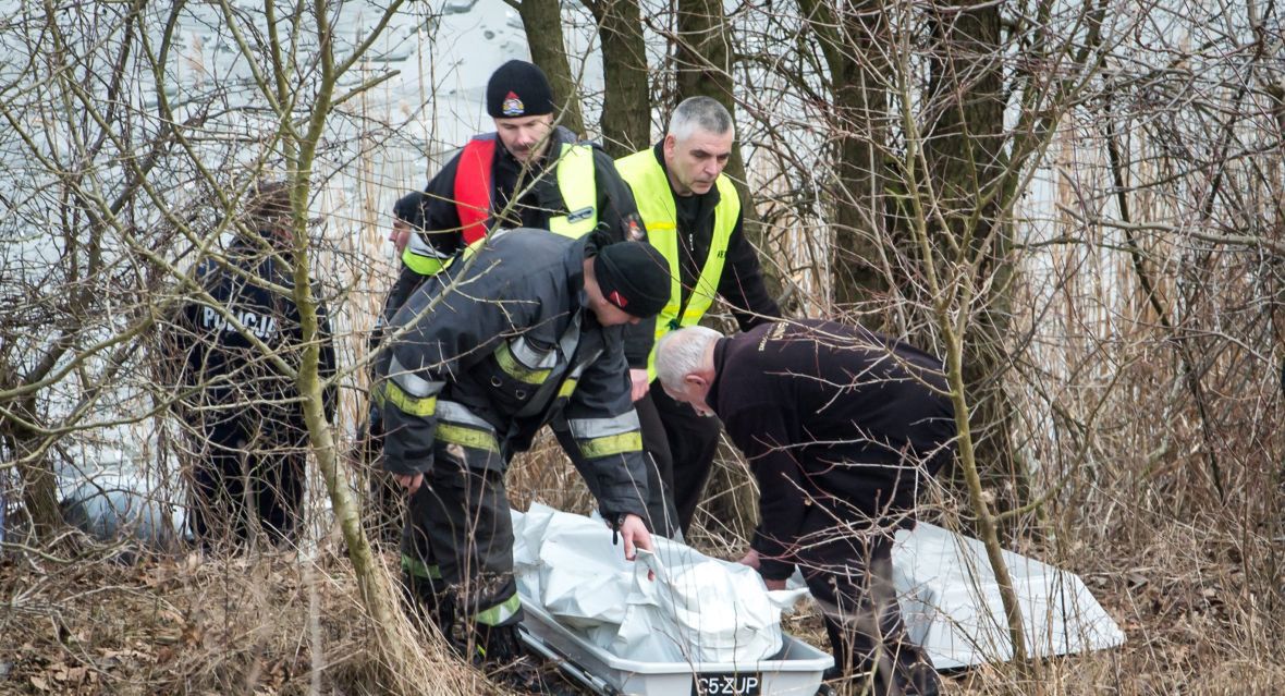 Ratownicy transportują zwłoki jednego z dwóch poszukiwanych wędkarzy, którzy weszli na lód. Wierzchucinek (woj. kujawsko-pomorskie), 25 lutego 2015 roku