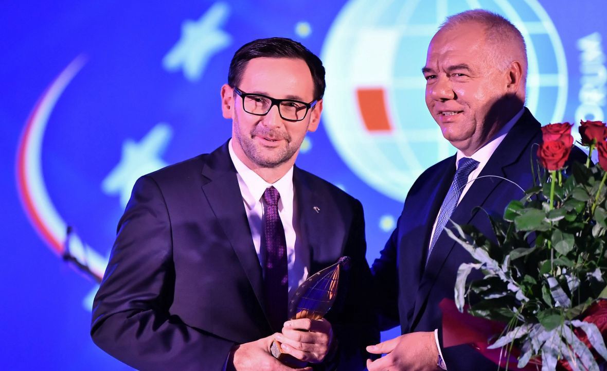 Daniel Obajtek i minister aktywów państwowych Jacek Sasin. Prezes PKN Orlen odbiera w Karpaczu Nagrodę dla Człowieka Roku Forum Ekonomicznego. Rok 2020