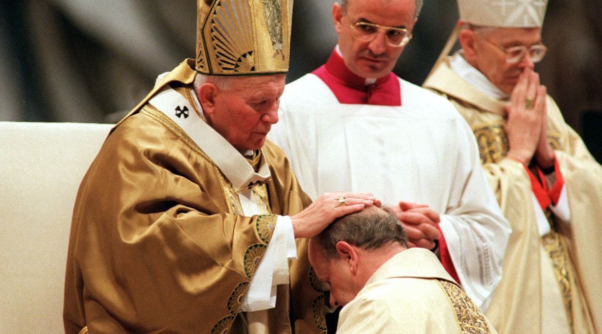 Jan Paweł II udziela w Bazylice św. Piotra w Watykanie święceń trzem nowo mianowanym przez siebie biskupom, m.in. swemu osobistemu sekretarzowi, ks. Stanisławowi Dziwiszowi. 19 marca 1998 roku