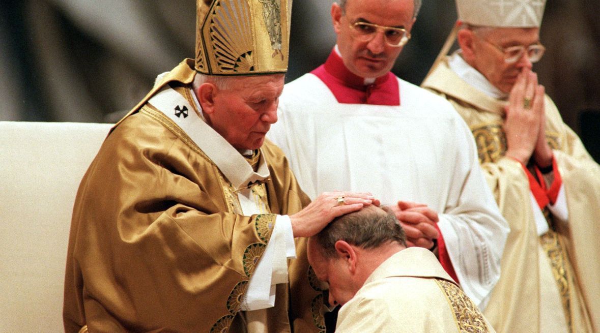 Jan Paweł II udziela w Bazylice św. Piotra w Watykanie święceń trzem nowo mianowanym przez siebie biskupom, m.in. swemu osobistemu sekretarzowi, ks. Stanisławowi Dziwiszowi. 19 marca 1998 roku