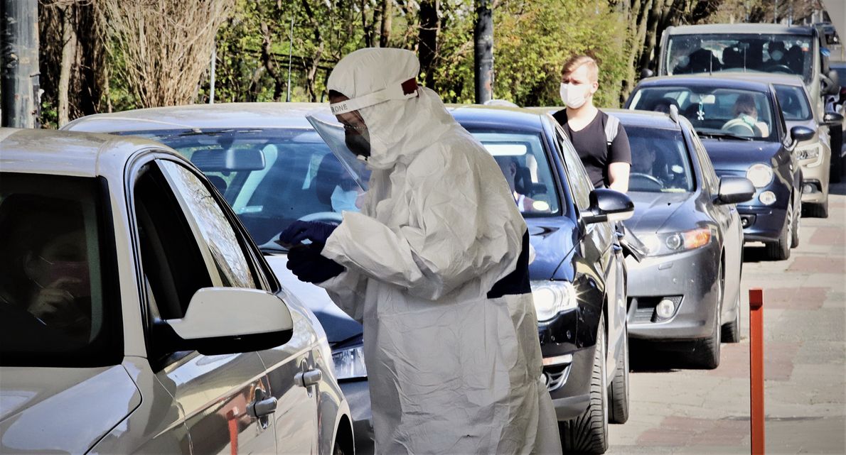 20.04.2020 r., Łódź. Kolejka samochodów do mobilnego punktu &quot;Diagnostyka&quot;, wykonującego testy na zakażenie koronawirusem