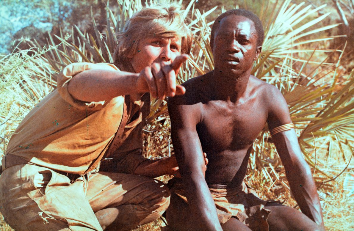 Egipt/Sudan, 1971-1973. Kadr z filmu &quot;W pustyni i w puszczy&quot; w reżyserii Władysława Ślesickiego, n/z Tomasz Mędrzak (Staś) i Emos Bango (Kali)