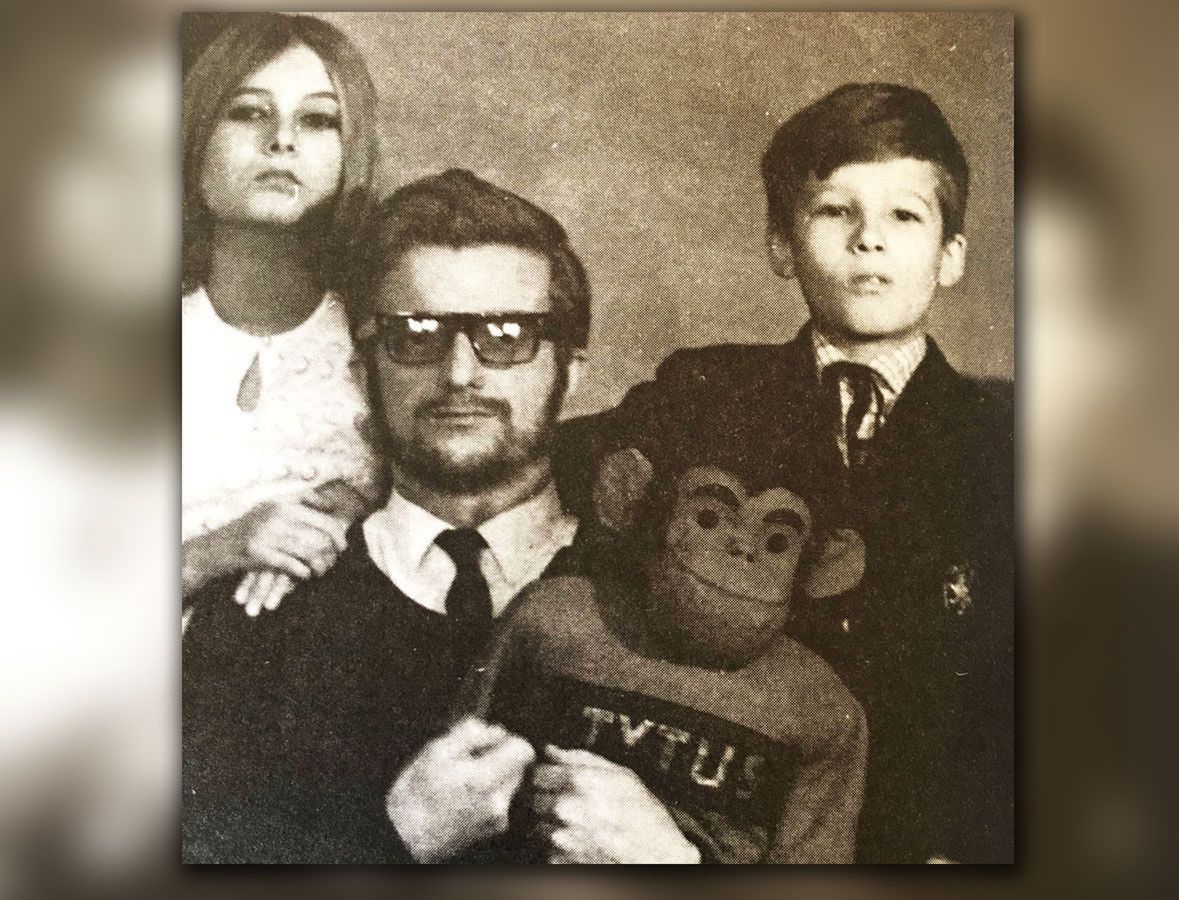 Artur w wieku 10 lat z ojcem i siostrą Moniką