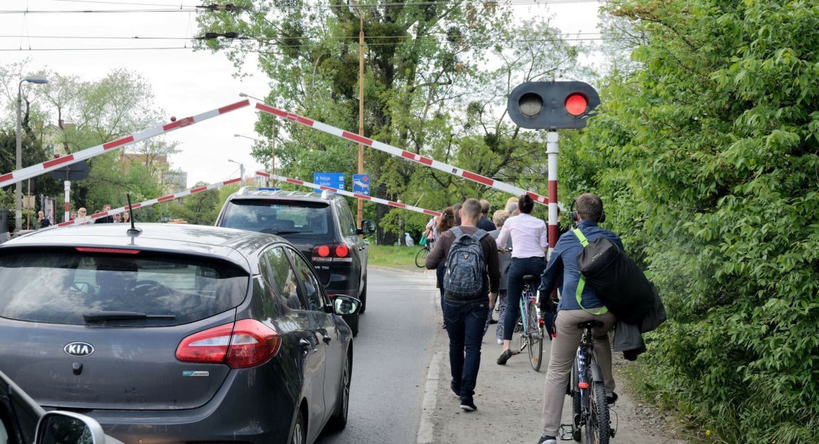 Wjazd na przejazd, jeszcze przed całkowitym podniesieniem szlabanów, to częsty błąd kierowców