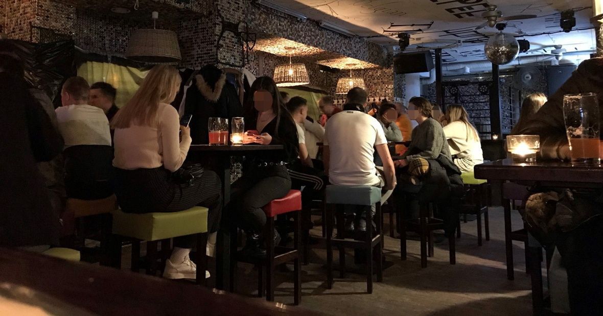 Barman z pubu w centrum: &quot;Ludzie są otwarci, widać, że potrzebują kontaktu z innymi. Tworzy się bardziej rodzinna atmosfera&quot;