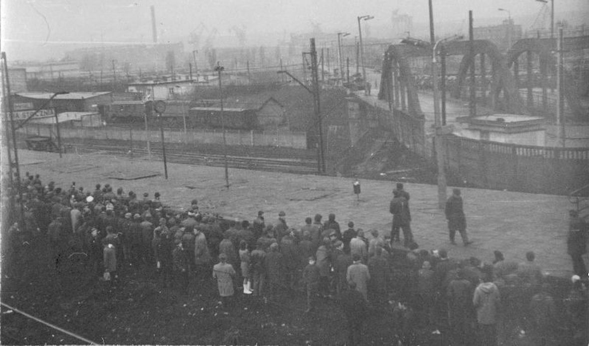 Wiadukt przy stacji SKM Gdynia Stocznia. 17 grudnia 1970 roku