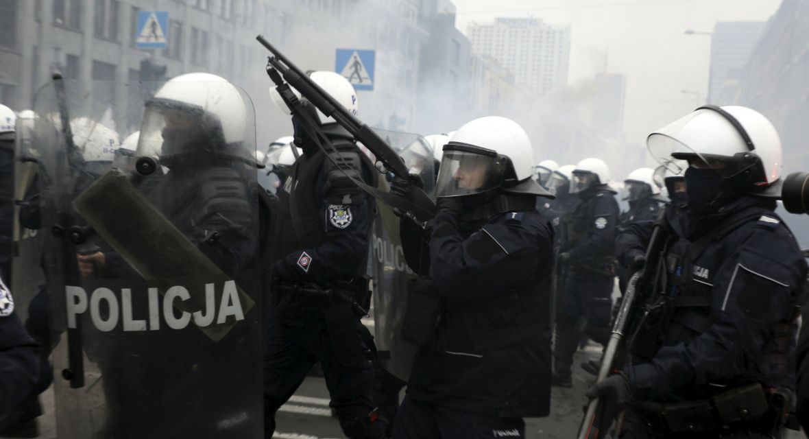 Interwencja policji podczas Marszu Niepodległości 2020. Był zorganizowany pod hasłem &quot;Nasza cywilizacja. Nasze zasady&quot;