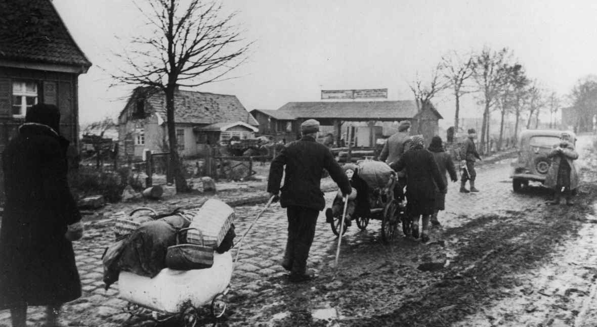 Niemcy uciekają przed nadciągającą Armią Czerwoną. Na opuszczonych przez nich terenach zostaną już tylko Polacy