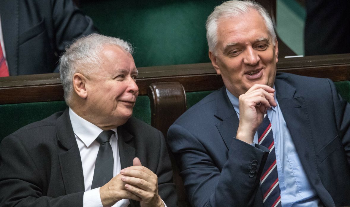 Jarosławowie Kaczyński i Gowin. Teraz to prezesa PiS sławi Gowin: &quot;Mamy zaufanie do pańskiego przywództwa. (…) Jesteśmy takim dobrym zespołem, mamy selekcjonera, który ma strategiczną wizję&quot;