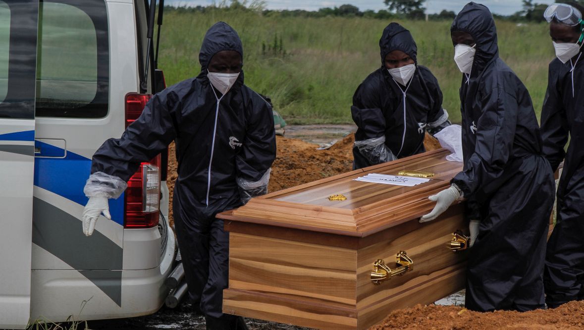 21 stycznia 20121 roku. Harare, Zimbabwe, pogrzeb ofiary COVID-19. W ciągu ostatnich tygodni wzrosła liczba ofiar