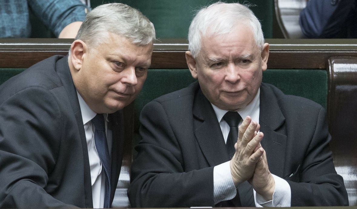 Marek Suski i Jarosław Kaczyński w sejmie, luty 2019 roku. Prezes, mimo licznych wpadek i kontrowersyjnych wypowiedzi Suskiego wie, że ma w nim człowieka bezgranicznie oddanego