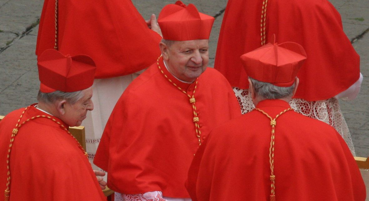 Uroczysta msza św., podczas której papież Benedykt XVI wręczył insygnia piętnastu nowym kardynałom, wśród nich metropolicie krakowskiemu kardynałowi Stanisławowi Dziwiszowi. Watykan, 24 marca 2006 roku