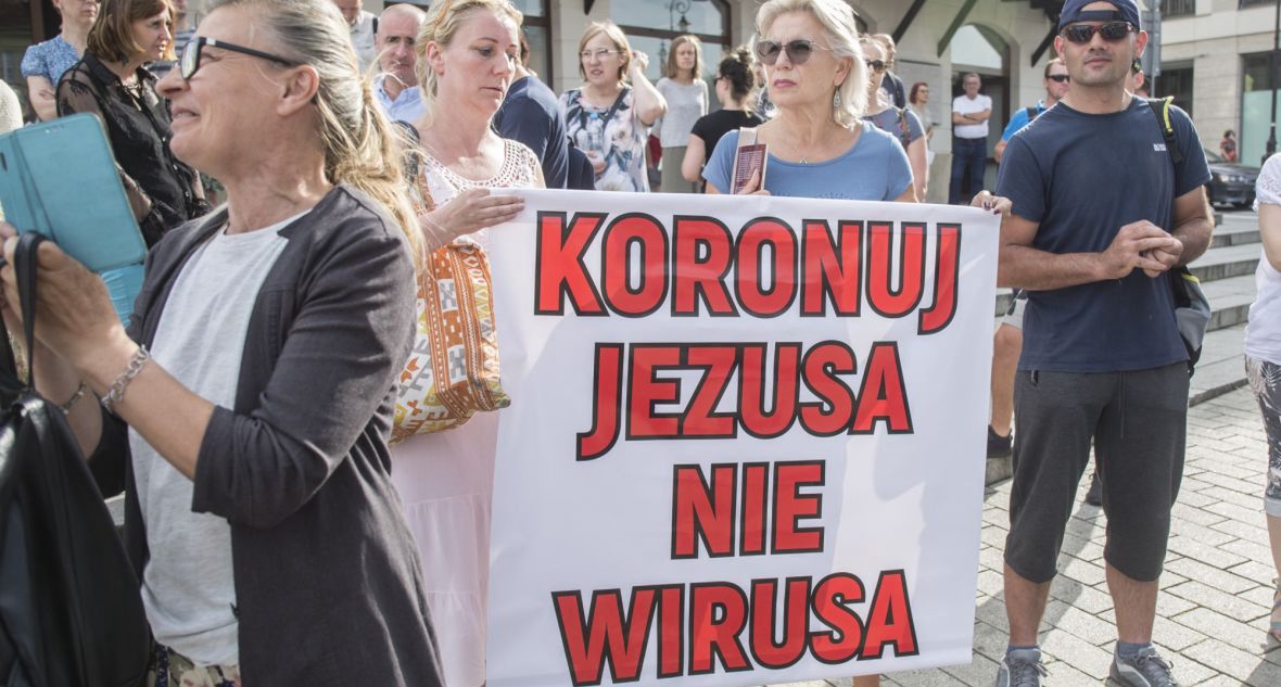 Warszawa, 10 lipca 2020 roku. Marsz pod hasłem &quot;Odwołujemy pandemię&quot;, zorganizowany przez środowisko antyszczepionkowców. Jego uczestnicy przekonywali, że koronawirus SARS-CoV-2 nie jest zagrożeniem. Mówcy przedstawiali m.in teorie spiskowe na temat nieistnienia pandemii