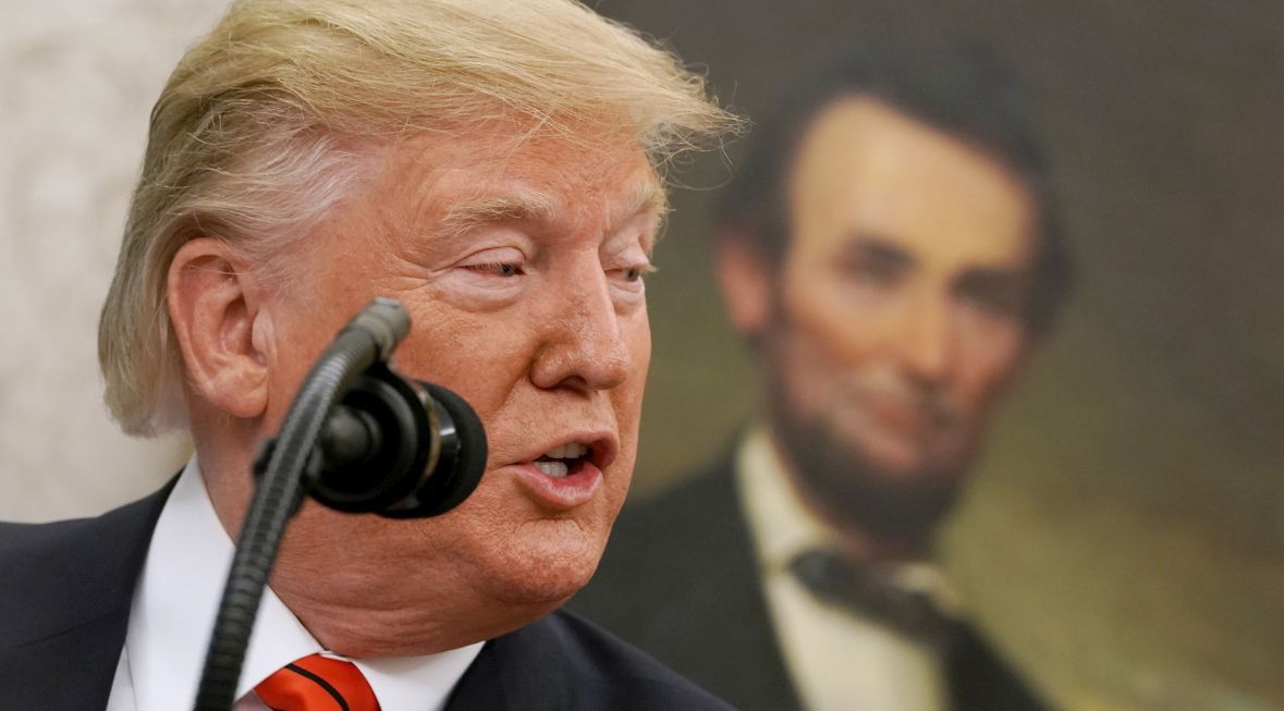 Prezydent Donald Trump. W tle portret wielkiego republikańskiego prezydenta Abrahama Lincolna