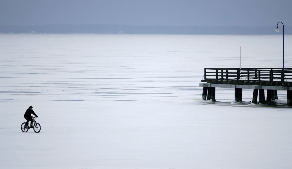 Zamarznięta Zatoka Pucka. Lód niby gruby, ale nigdy nie ma pewności, że spacerujący po lodzie nie natrafi na parzenice. To jak wyrok