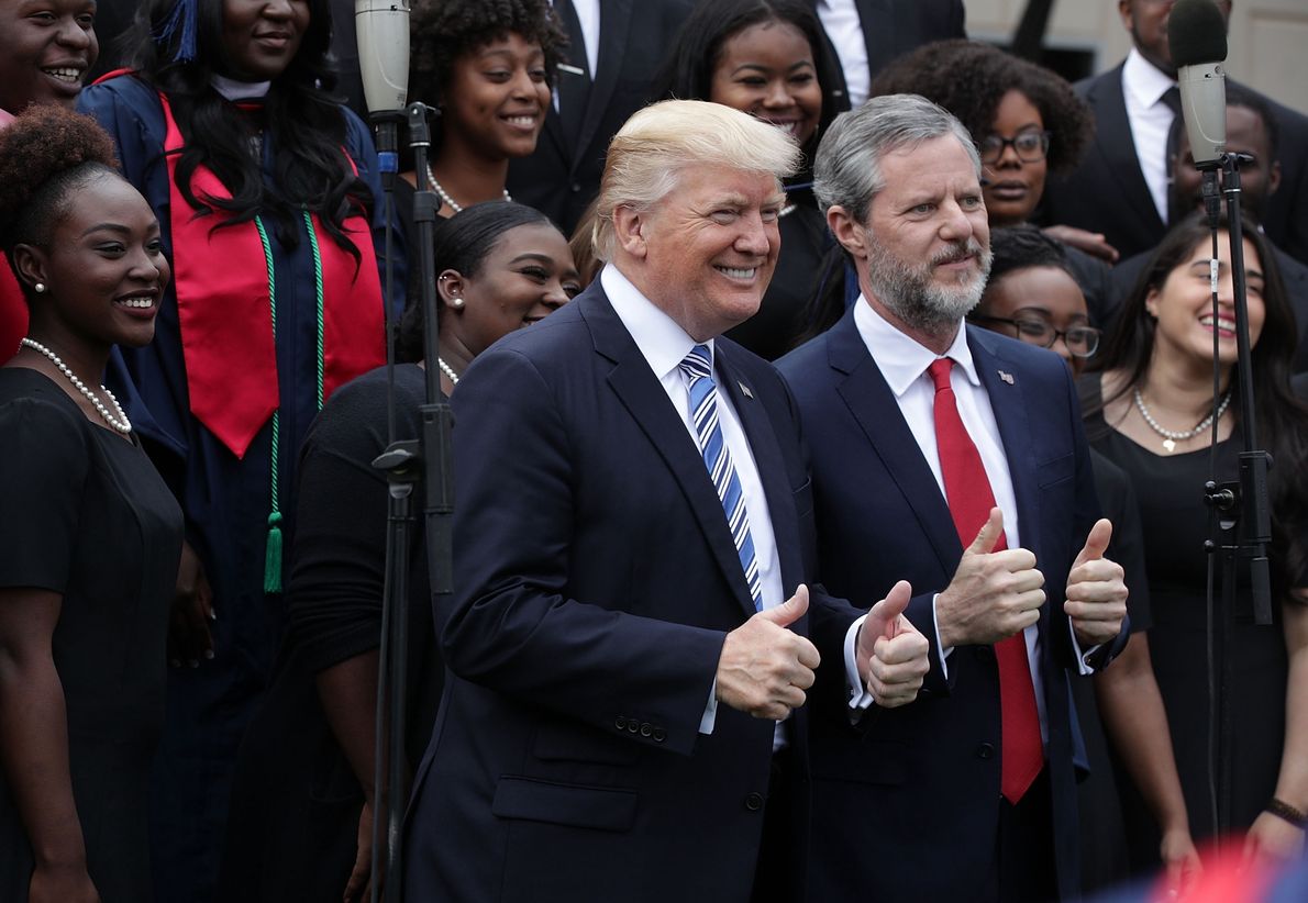 13.05.2017 r. Donald Trump i Jerry Falwell, szef Liberty Univrsity, chrześcijańskiej uczelni ewangelikalnej, który musiał ustąpić ze stanowiska po skandalu seksualnym we własnej rodzinie