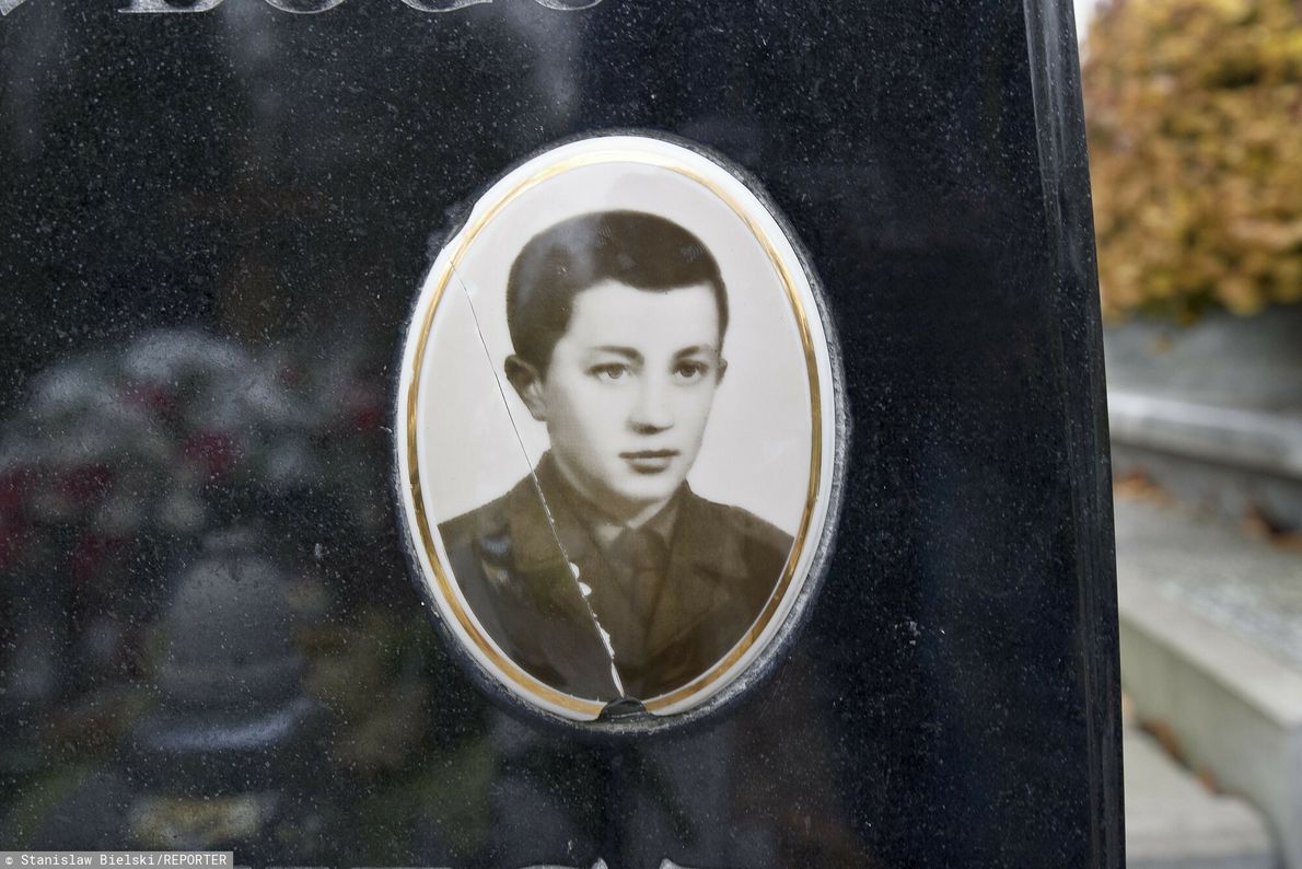 Zdjęcie Mariana Sawicza na jego nagrobku na cmentarzu w Elblągu