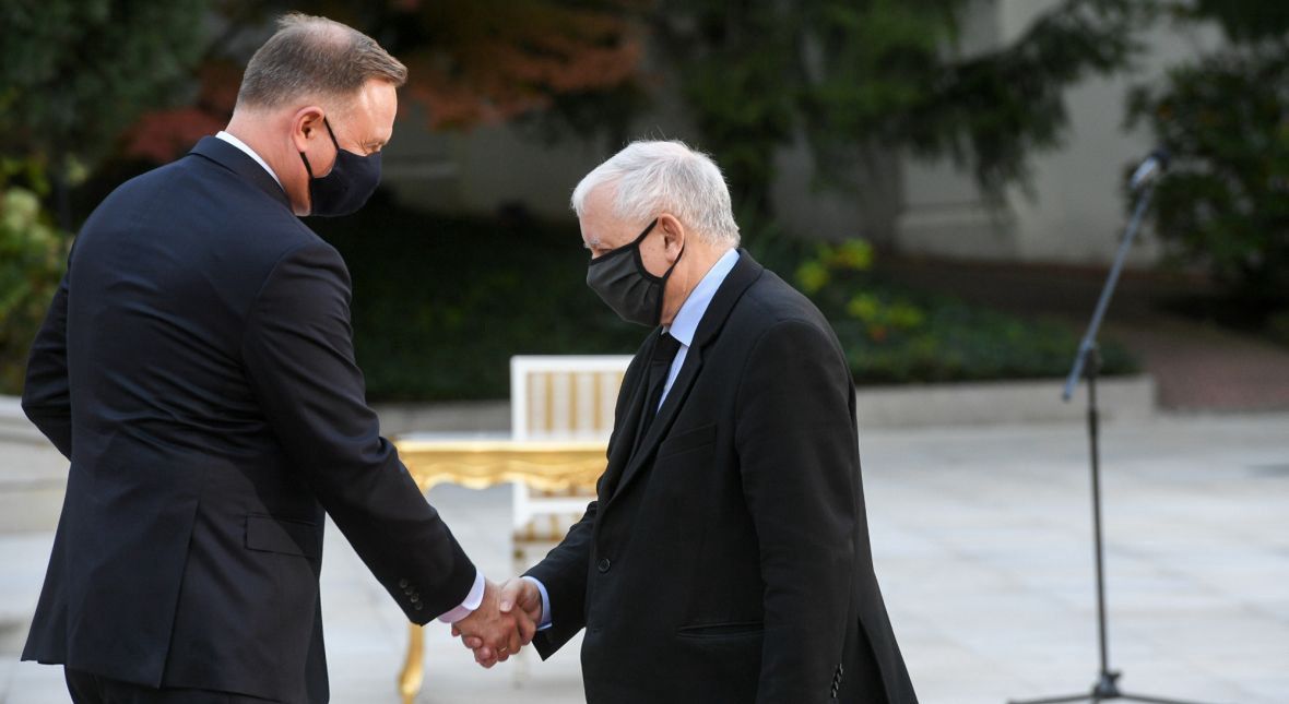 Dlaczego prezes nie miał rękawiczek? Dlaczego stał z boku? Czy prezydent powinien zdjąć rękawiczki na powitanie? To zdominowało dyskusję publiczną po zaprzysiężeniu. Naprawdę to był najważniejszy temat?