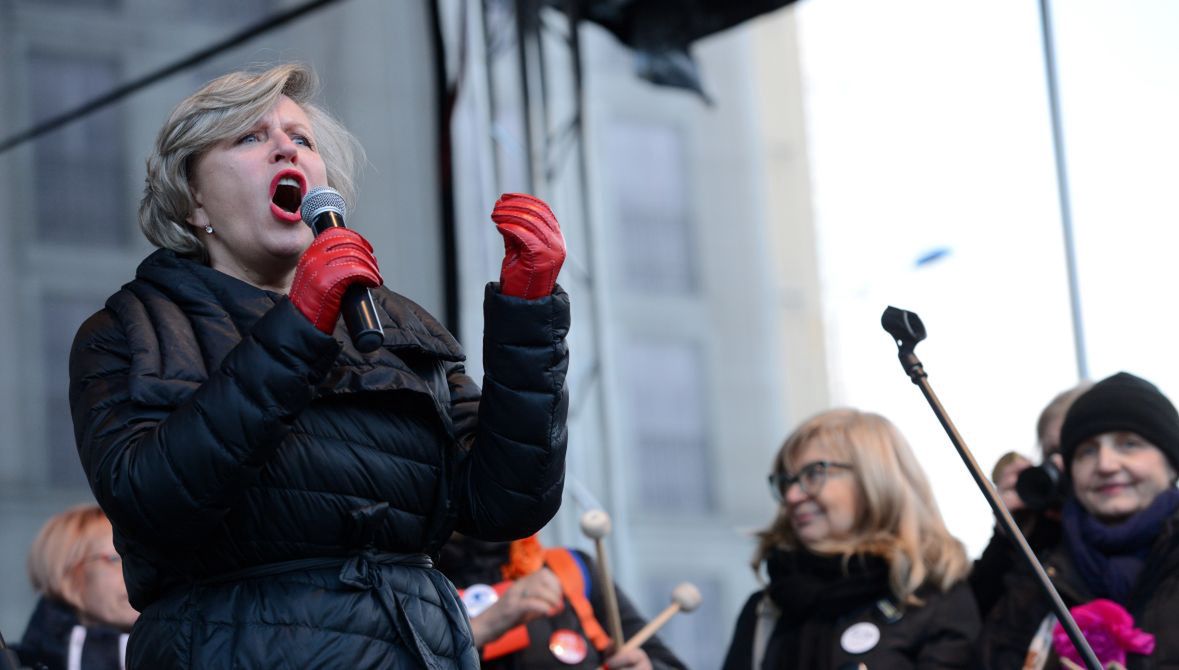 Krystyna Janda od początku krytykowała rządy PiS. Na zdjęciu aktorka wśród uczestników wśród uczestników Międzynarodowego Strajku Kobiet. 8 marca 2017 roku