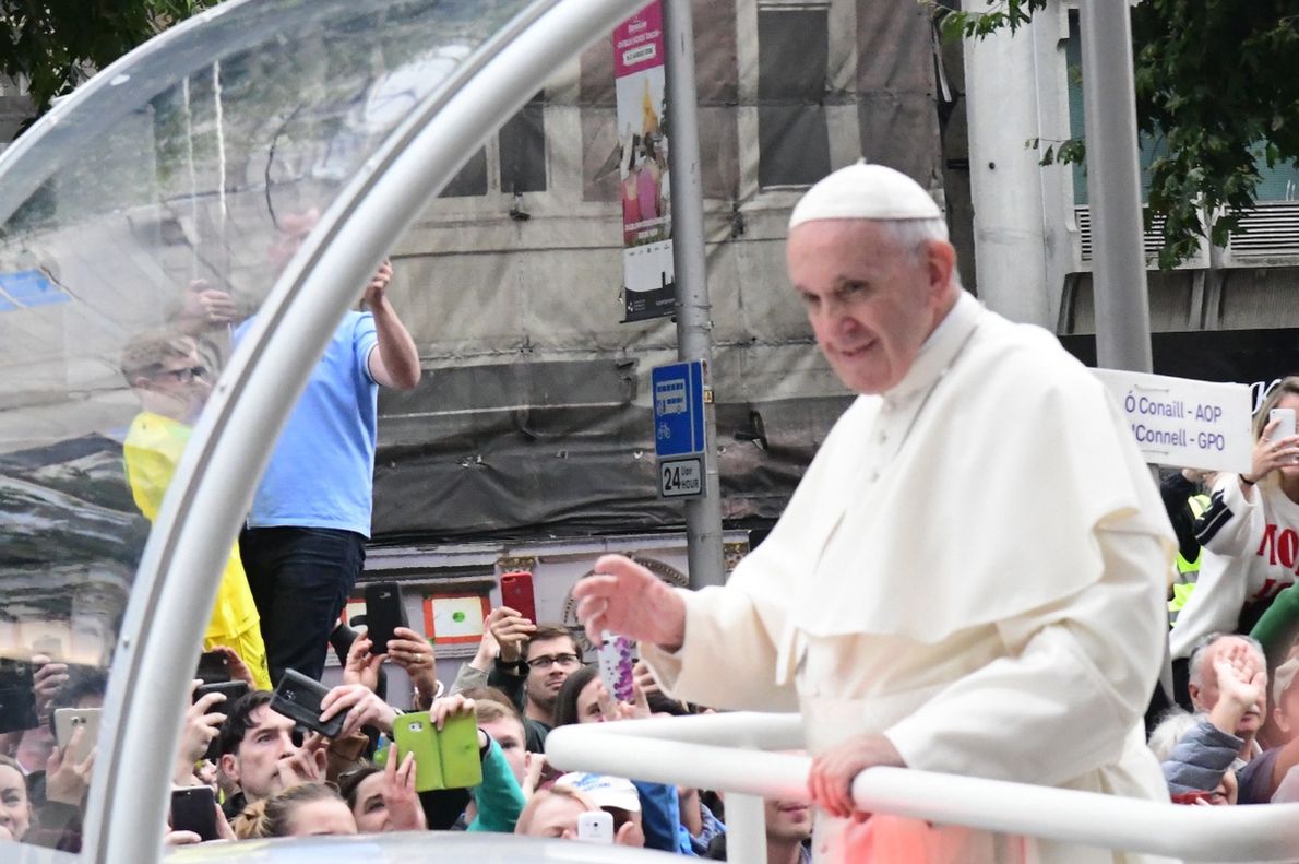 Franciszek podczas wizyty w Irlandii, 2018 r. Papież miał trudne zadanie: zbliżyć swój kościół na nowo do krytycznego społeczeństwa