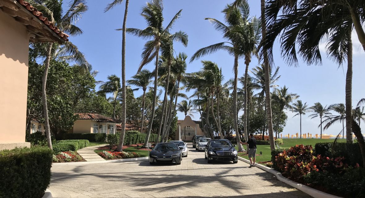 Do Mar-a-Lago byle &quot;furą&quot; nie wypada pojeżdżać