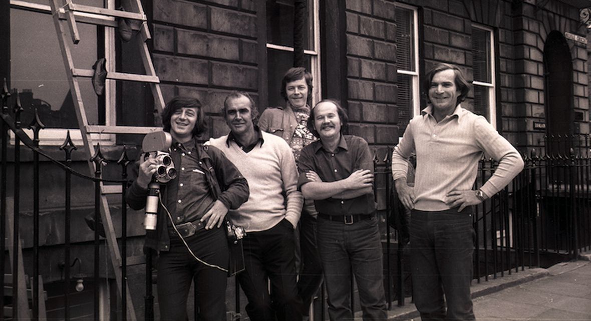 Edynburg, rok 1972. Sean Connery (drugi z lewej) ze studentami łódzkiej &quot;Filmówki&quot;