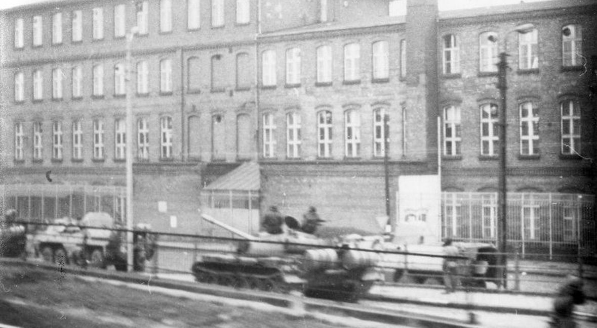 Czołgi i transportery opancerzone przed Stocznią Gdańską. 15 lub 16 grudnia 1970 roku