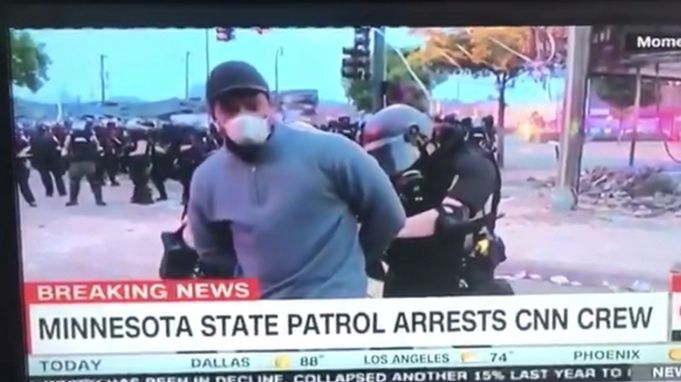 Minneapolis. Reporter CNN Omar Jimenez skuwany przez lokalną policję w czasie telewizyjnego wejścia na żywo