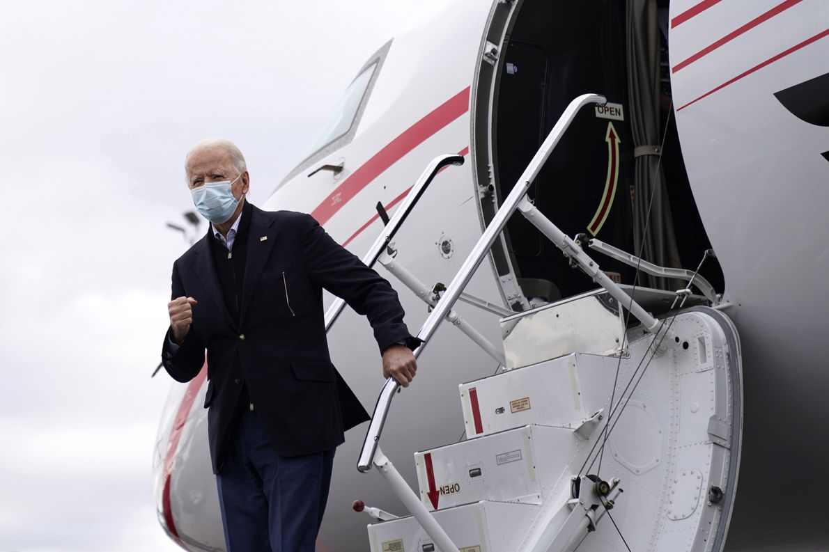 15.12.2020 r., Joe Biden wysiada z samolotu w Atlancie w drodze na wiec poparcia dla demokratycznych kandydatów na senatorów w Georgii. Kampania zakończyła się dla nich zwycięsko - prezydent Biden będzie miał większość w obu izbach Kongresu