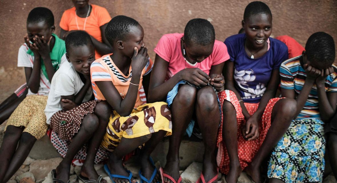 ONZ szacuje, że nawet ponad 200 milionów dziewcząt i kobiet doświadczyło FGM, czyli procedury polegającej na częściowym lub całkowitym usunięciu zewnętrznych narządów płciowych kobiety. Na zdjęciu dziewczęta, które uciekły przed okaleczeniem