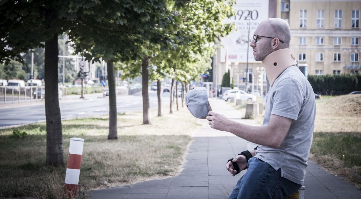 Tu nie ma ścieżki rowerowej po żadnej ze stron jezdni, a chodnik ma powyżej dwóch metrów szerokości