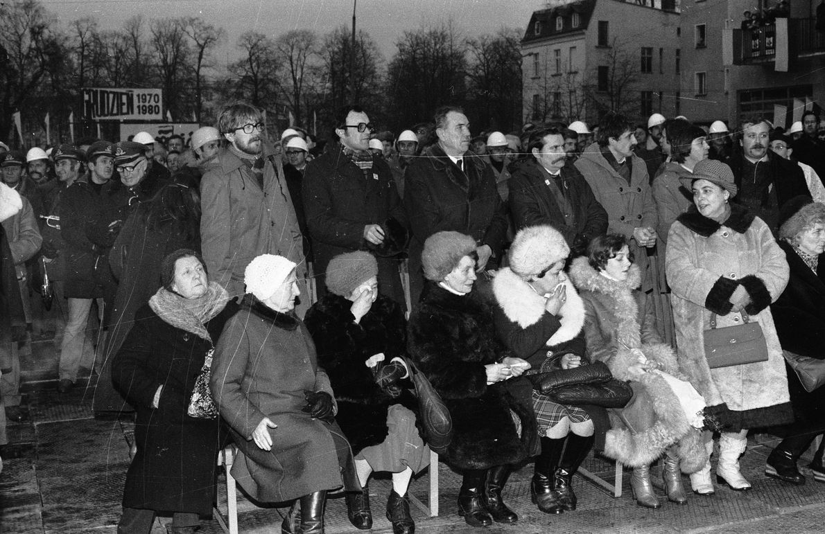 20.12.1980 r., odsłonięcie pomnika ofiar Grudnia 70 w Elblągu. Odsłonięcia dokonała Józefa Sawicz, matka Mariana