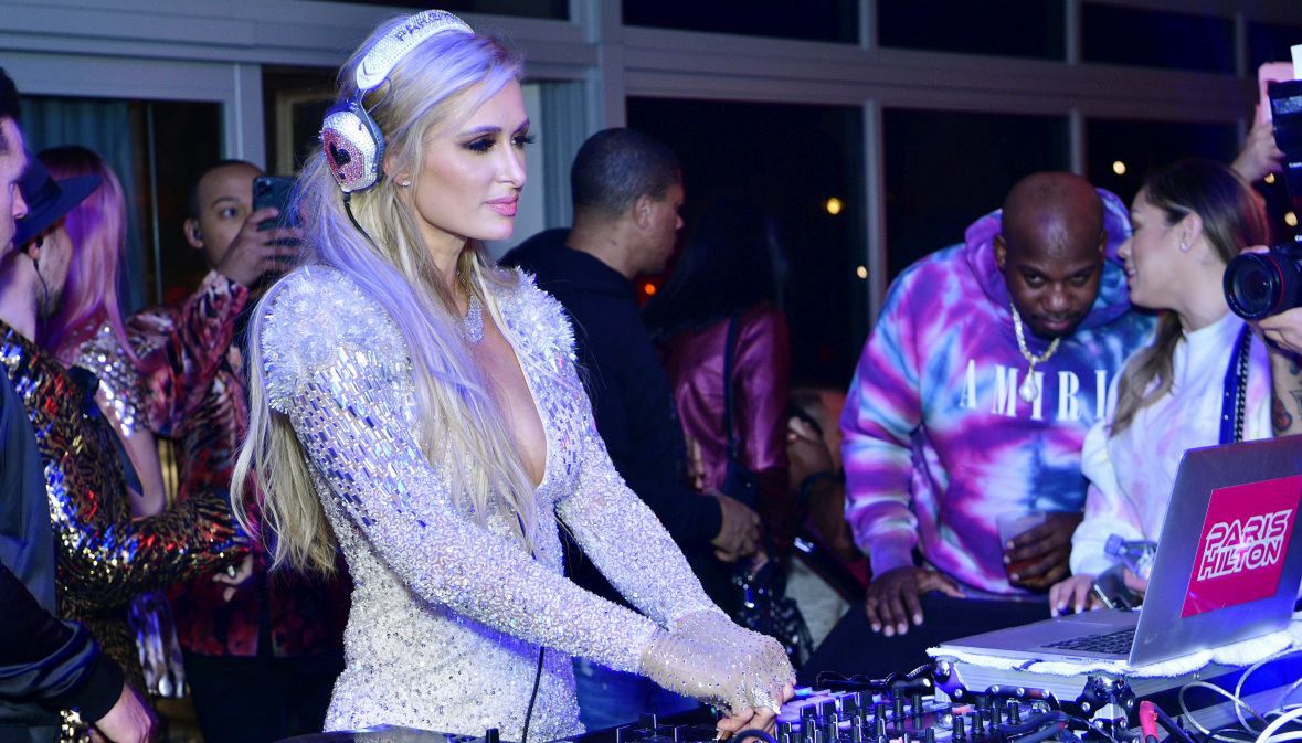 Paris Hilton w roli DJ-ki. Miami, 2 lutego 2020 roku