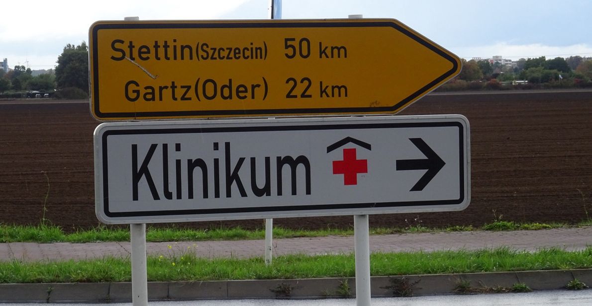 Znak wskazujący kierunek dojazdu do szpitala w Schwedt nad Odrą