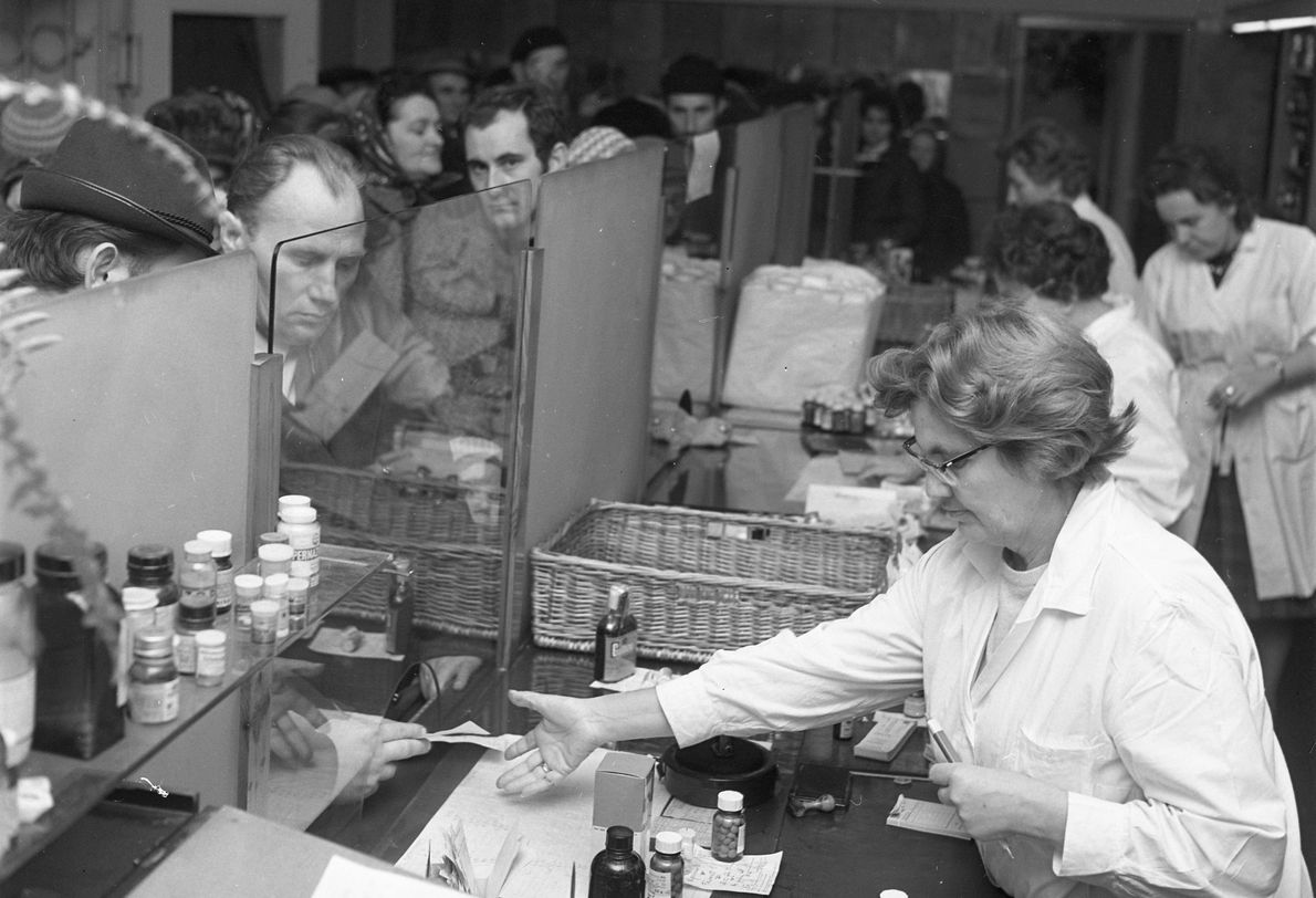 Warszawa 11.1971 r. Epidemia grypy. Kolejka po lekarstwa w jednej z warszawskich aptek
