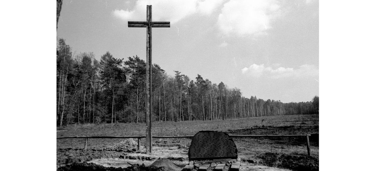 W miejscu katastrofy stanął krzyż i tablica pamiątkowa. Stan na 24 kwietnia 1989 roku