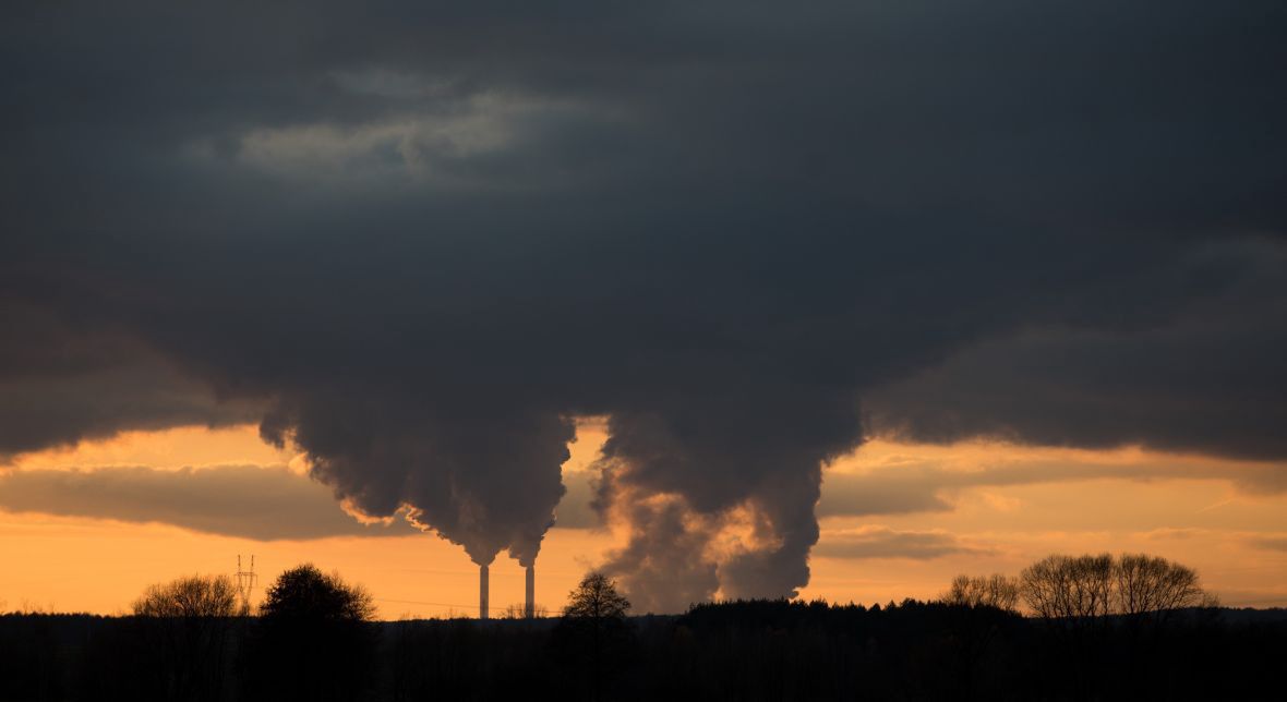 Kacper Nosarzewski: &quot;Myślę, że najbardziej powinniśmy obawiać się skutków zmian klimatu. (...) Musimy wywierać wpływ na rządzących i przedsiębiorstwa, żeby podjęli realne działania, które odniosą skutek w przyszłości&quot;. Na zdjęciu: Elektrociepłownia Bełchatów