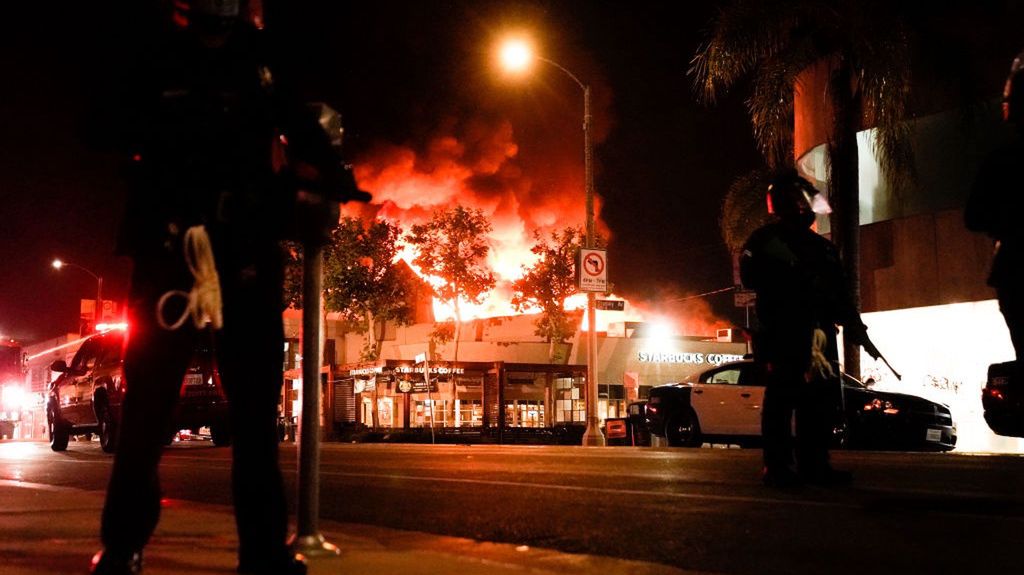 Los Angeles. Płonie budynek kawiarni Starbucks w dzielnicy Fairfax